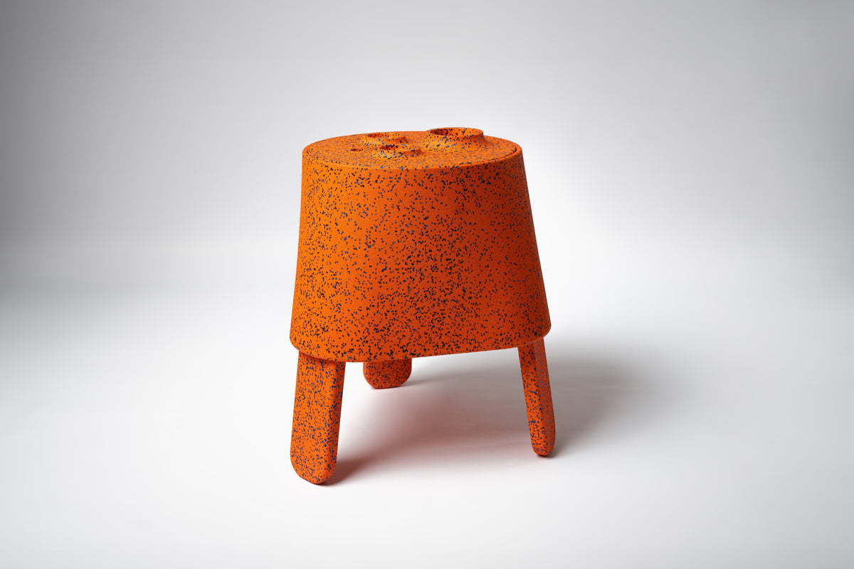 AYTO Orange Mix – orange multifunctional side table with black speckles, made of EPP, on a white background